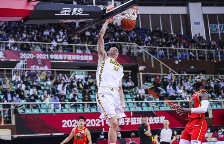 CBA赛果：广厦105-88击败吉林，胡金秋和琼斯的巅峰对决