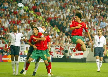 欧洲杯2004年赛事回顾：葡萄牙VS英格兰，葡萄牙险克取胜