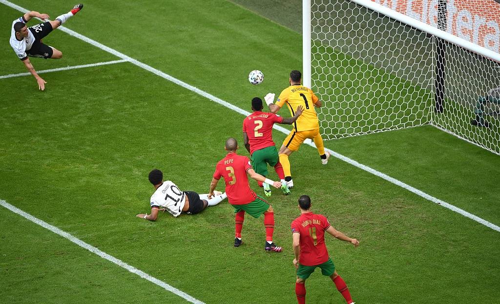 葡萄牙2-4惨败德国，连进两粒乌龙球葡萄牙跌落神坛