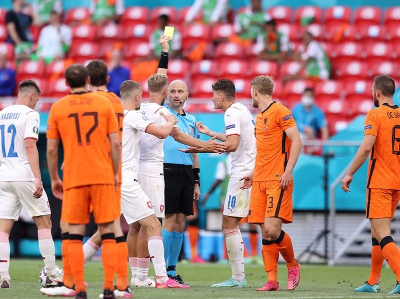 欧洲杯战报：荷兰0-2不敌捷克出局，德利赫特染红