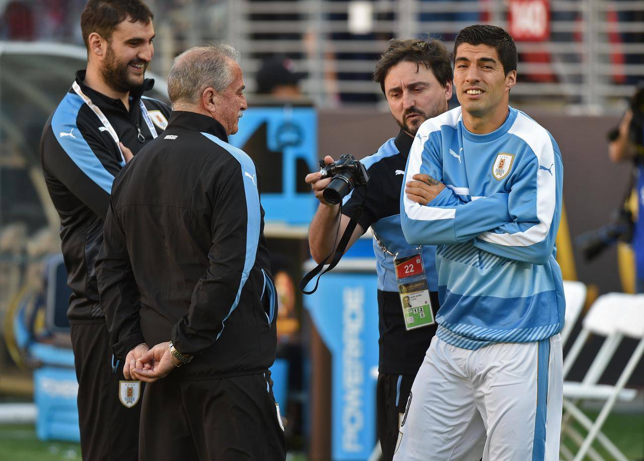 乌拉圭1-0巴拉圭，乌拉圭以小组第二陷入死亡半区