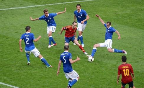 欧洲杯前瞻：意大利vs西班牙，呆梨与板鸭的互啃游戏