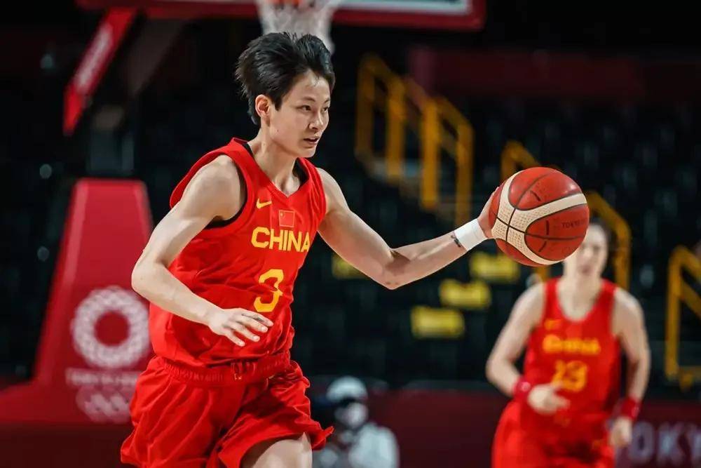 奥运女篮：中国女篮VS澳大利亚女篮，中国剑指胜利，全力冲线