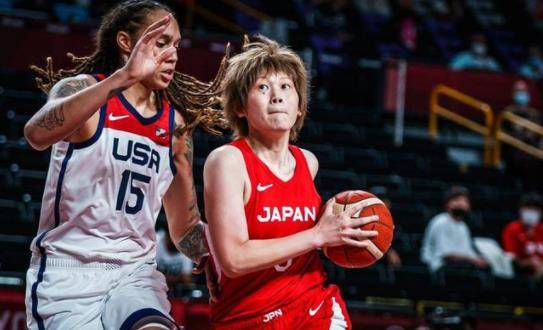 美国女篮90:75击败日本女篮