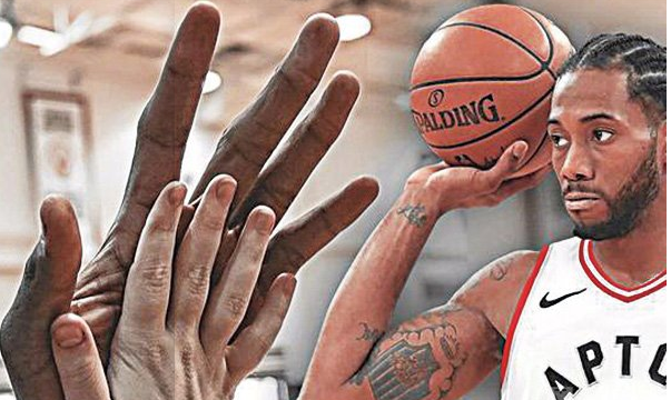  NBA球星莱昂纳德的手掌有多大