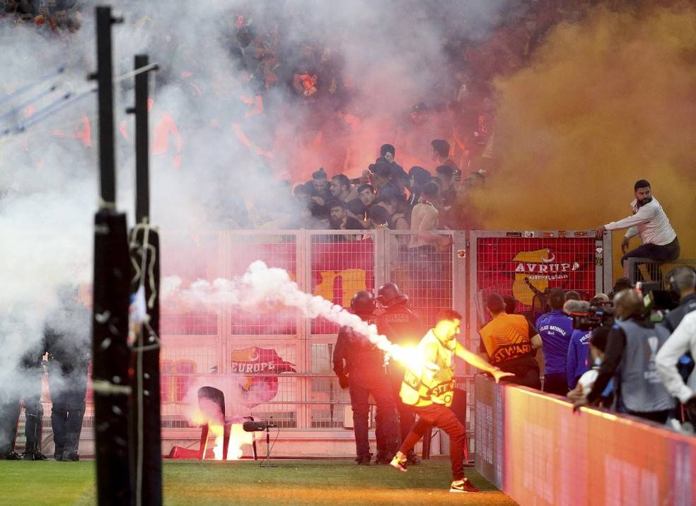 在马赛与加拉塔萨雷的比赛中5名球迷违规使用烟花被捕