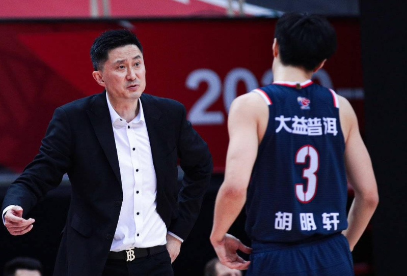 CBA广东男篮教练，杜锋的身高臂展和过往获得那些荣誉