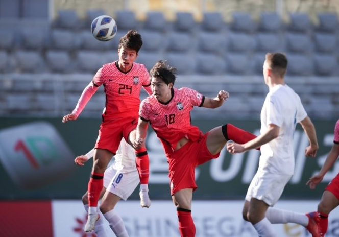 韩国球员享受着难得的友谊赛胜利