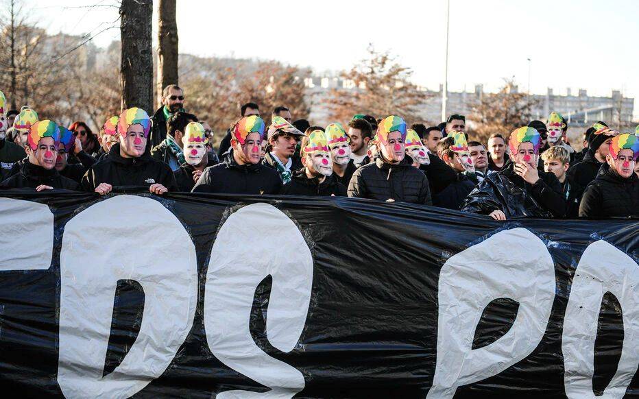 圣埃蒂安球迷头戴小丑面具示威，抗议球队管理层