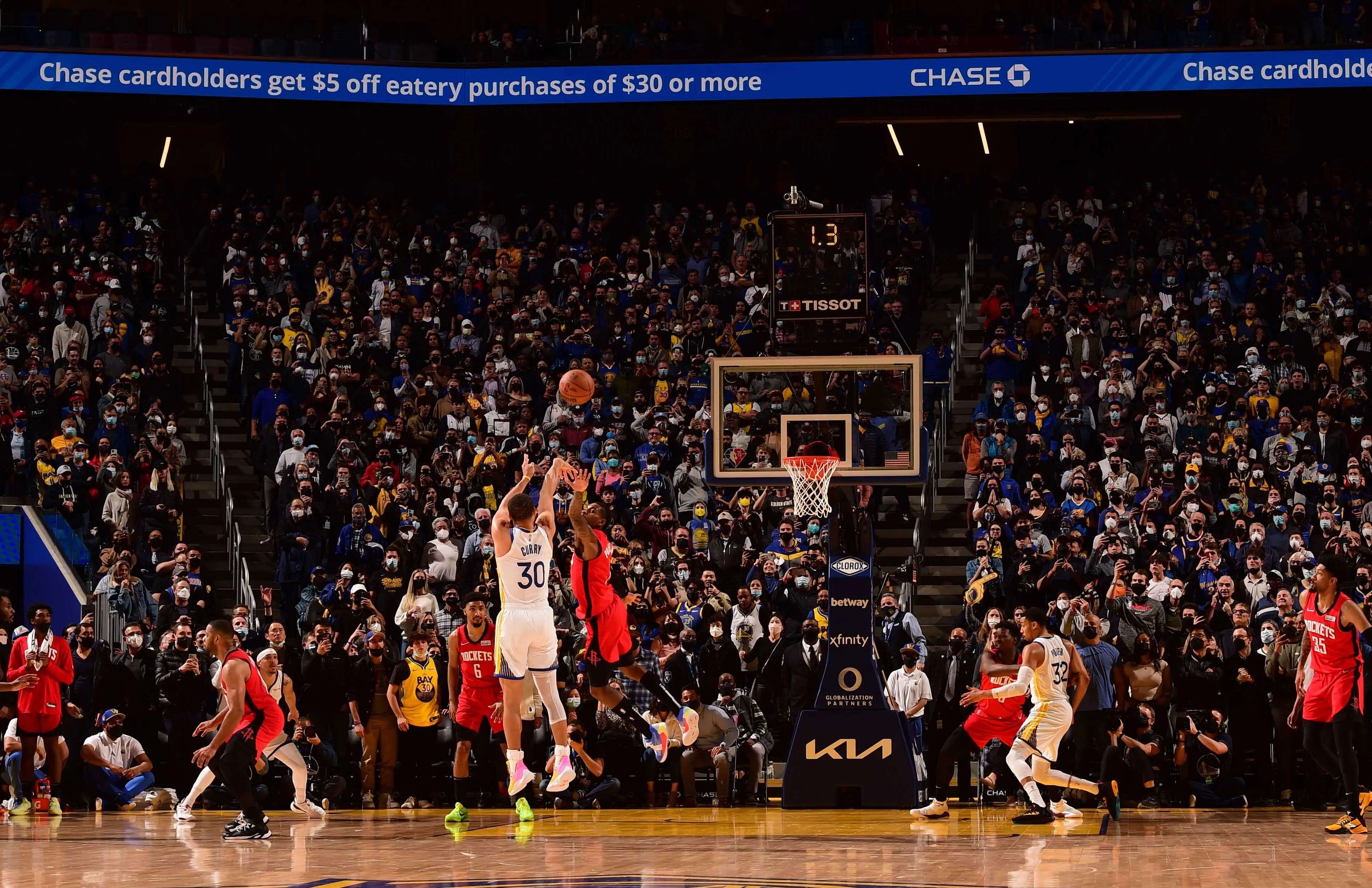 NBA戰(zhàn)報：勇士主場險勝火箭，庫里兩雙+絕殺