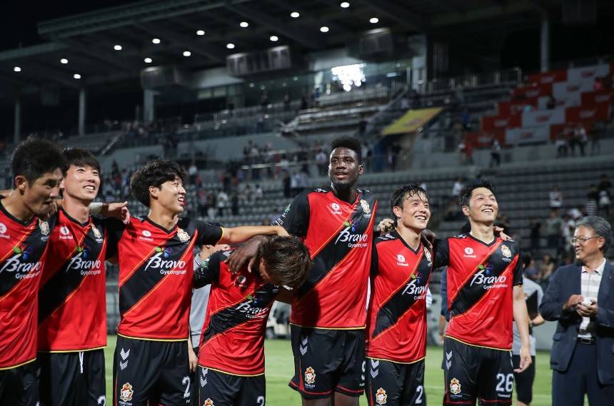 主隊光州FC本賽季31場戰(zhàn)罷，目前的戰(zhàn)績?yōu)?9勝9平3負，打進50球，失24球，積66分，排在聯(lián)賽榜首。球隊上場比賽客場迎戰(zhàn)首爾衣戀，最終4比0零封對手，拿下近期10場不敗。