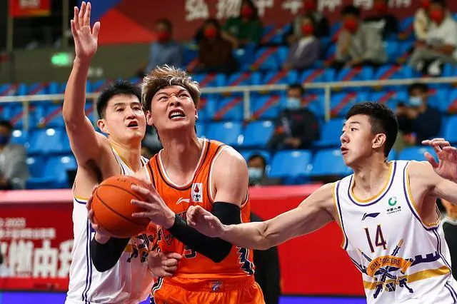 CBA回顾：上海男篮105-98北控男篮，王哲林35+9