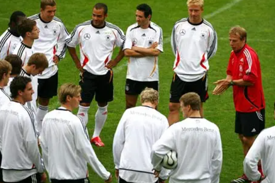 2006年世界杯瑞士国家队主教练是谁