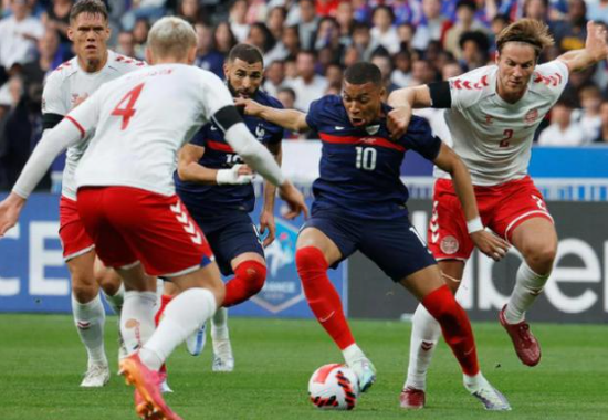 <a href='https://www.433tiyu.com/news/tag/1117772/p/1.html' style='color: blue;'>法国2-1丹麦</a>，世界杯战报：法国打破卫冕冠军小组出局魔咒