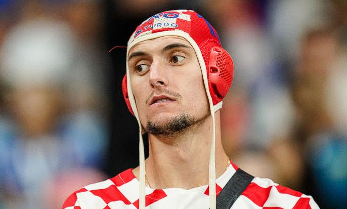 克罗地亚球迷为什么活着界杯上戴着水球帽
