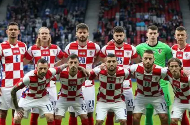  为什么克罗地亚球迷在世界杯上戴水球帽