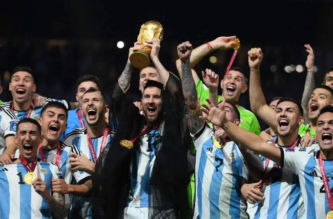 阿根廷在卡塔��的�r�g表�囊晾适Ю�到�e起世界杯冠�