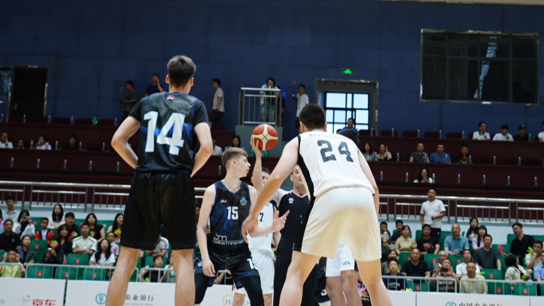 中国男篮以57-45轻胜塞尔维亚男篮，迎来热身赛两连胜！