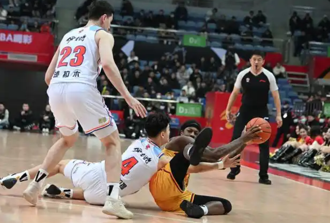 CBA直播：江苏82-92新疆，江苏不敌新疆遭遇四连败！