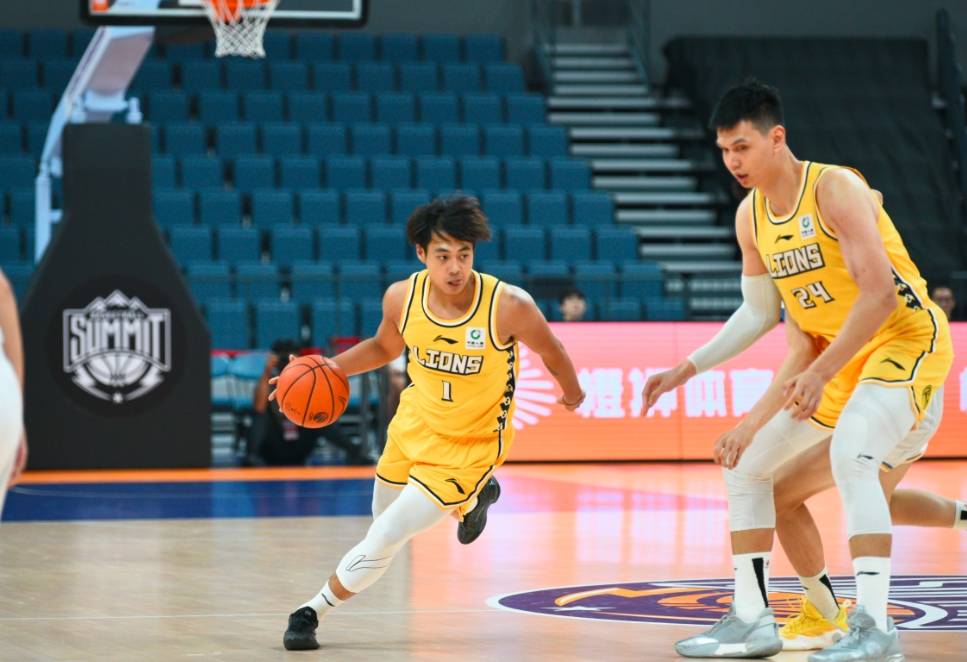 广厦男篮出征亚冠FIBA