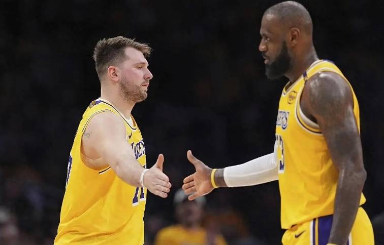NBA湖人队的签约迷局与比尔的潜在争夺战